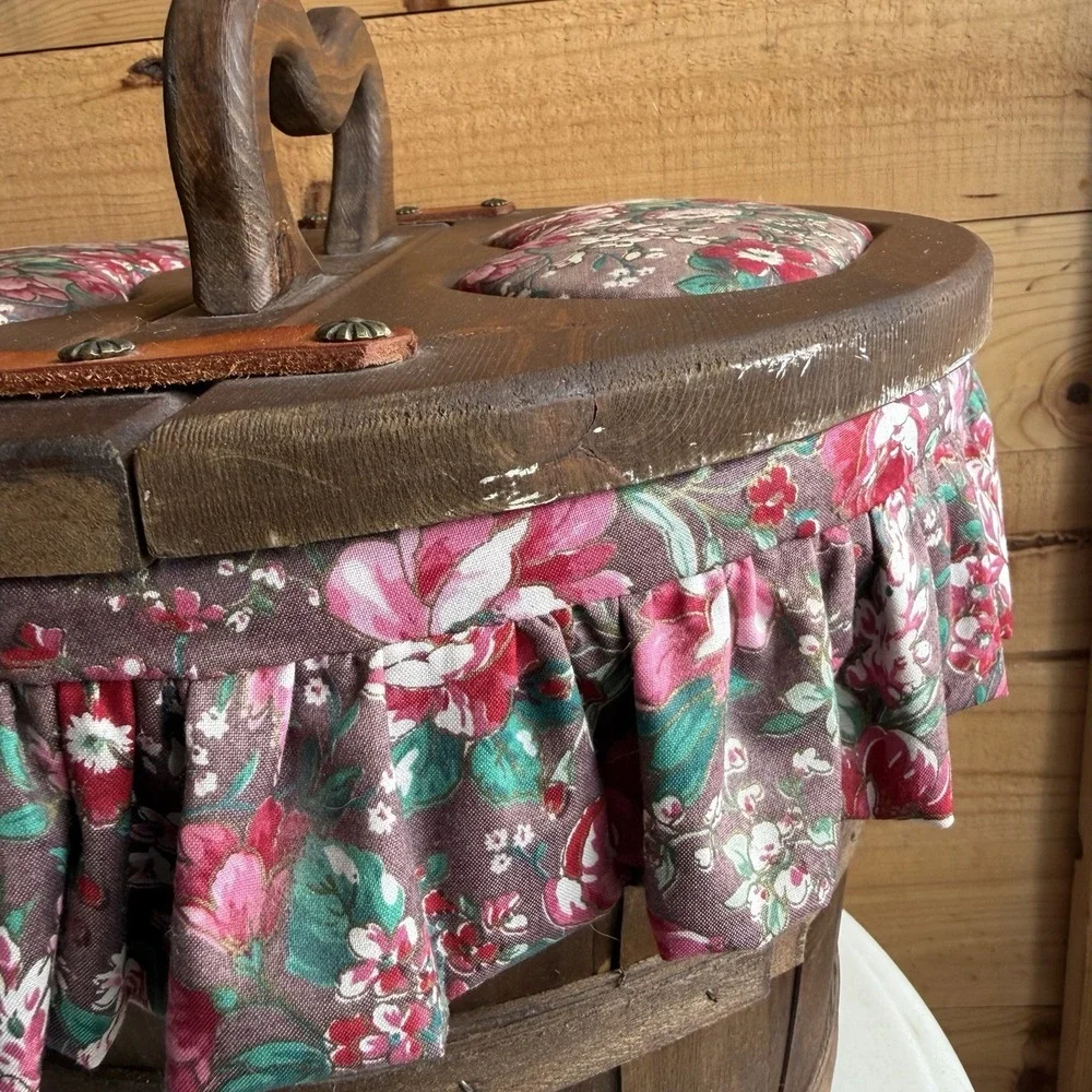 Vtg Half Bushel Floral Wooden Heart Lidded Basket Sewing Picnic Cottage‎ Granny